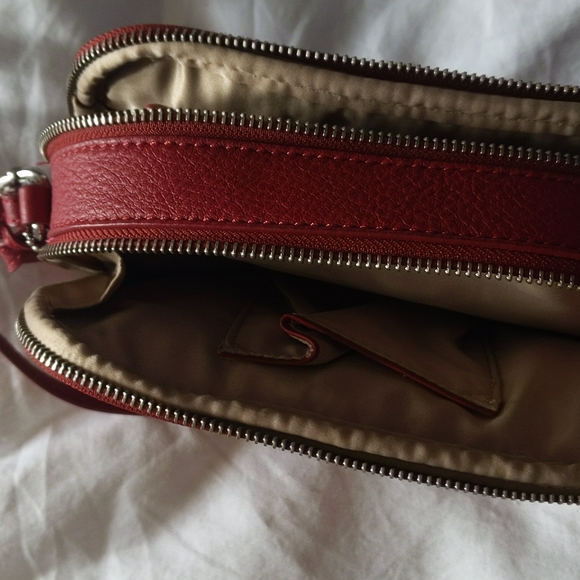 Red Leather crossbody Danier. Lots of zippered pouches great for travel - Picture 4 of 4